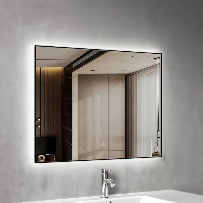 LOMAZOO Lichtspiegel LMZ-LYON - 80 x 60 cm, Glänzend weiß - Rechteckiger LED-Spiegel mit schwarzem Rahmen über einem Waschbecken mit Chromarmatur, reflektiert ein modernes Zimmer.