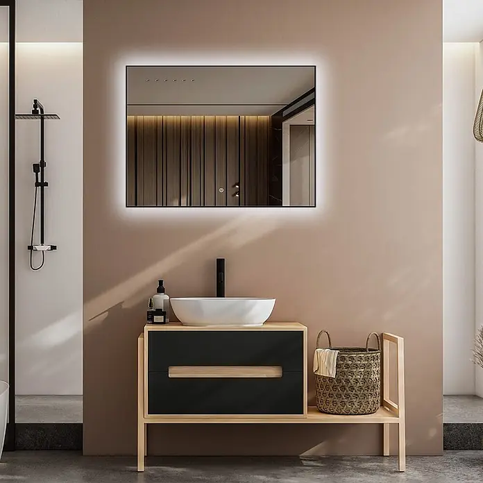 LOMAZOO Lichtspiegel LMZ-LYON - 80 x 60 cm, Glänzend weiß - Moderner Badezimmerschrank mit schwarzen Schubladen, hellem Holzrahmen, weißem Waschbecken, schwarzem Wasserhahn und LED-Spiegel.
