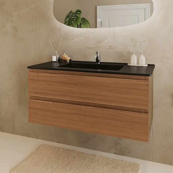 LOMAZOO Badmöbel-Set LM-MAR-WE-WZ-100 - Gesamtbreite Badmöbel: 100 cm, Warme Eiche - Schwebender Waschtisch aus Holz mit schwarzem Waschbecken und Platte, in einem modernen Badezimmer.