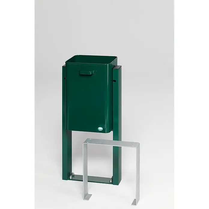 Proregal Standard-Mülleimer klassisch und eckig für den Außenbereich - Grün - Dunkelgrüner Metall-Abfalleimer mit Ständer, neben einer silbernen Metall-Montagehalterung.
