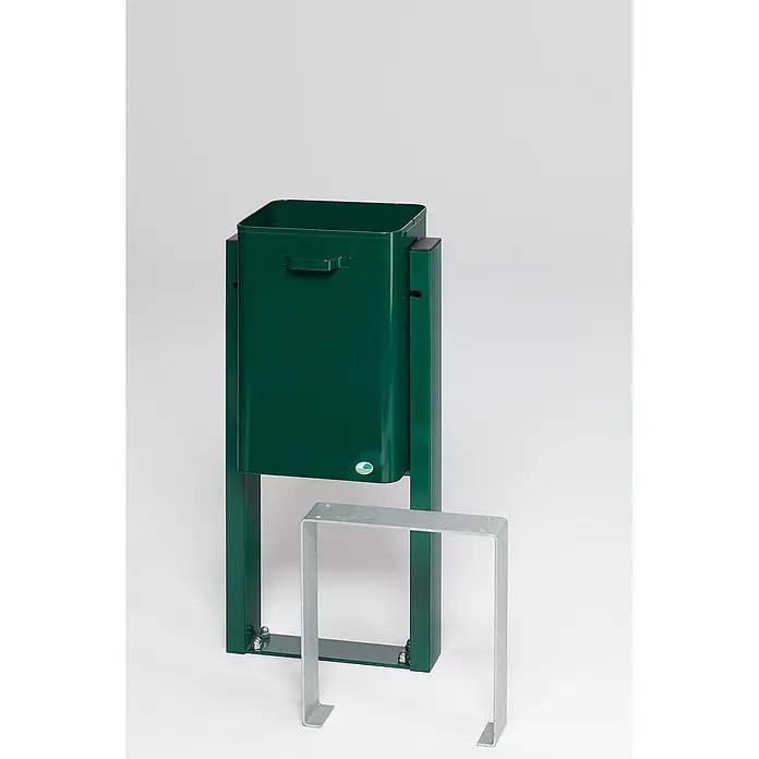 Proregal Standard-Mülleimer klassisch und eckig für den Außenbereich - Grün - Dunkelgrüner Metall-Abfalleimer mit integriertem Ständer und separater silberner U-förmiger Halteklammer.
