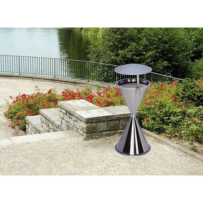 Proregal Asche-Mülleimer klassisch für den Innen- & Außenbereich - Edelstahl, Edelstahl - Edelstahl-Sanduhr-förmiger Outdoor-Aschenbecher/Mülleimer mit Deckel, in Gartenlandschaft platziert.