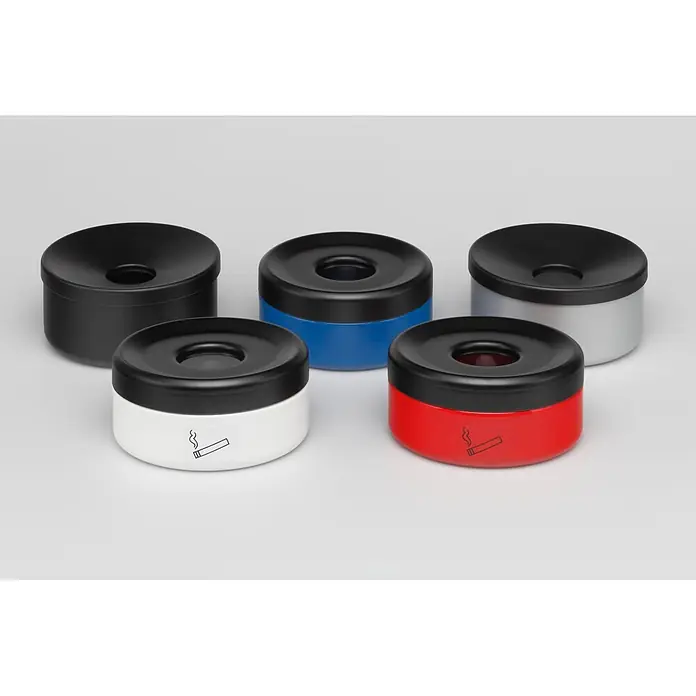 Proregal Asche-Mülleimer robust - Stahl, Weiß - Fünf zylindrische Aschenbecher mit schwarzem Konusdeckel. Basen in Schwarz, Blau, Silber, Weiß und Rot, einige mit Zigarettensymbol.