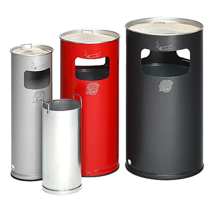Proregal Asche-Mülleimer klassisch und rund - Stahl, Silber - Drei zylindrische Außenaschenbecher (silber, rot, schwarz) mit internem Metalleinsatz und Abfallöffnung.