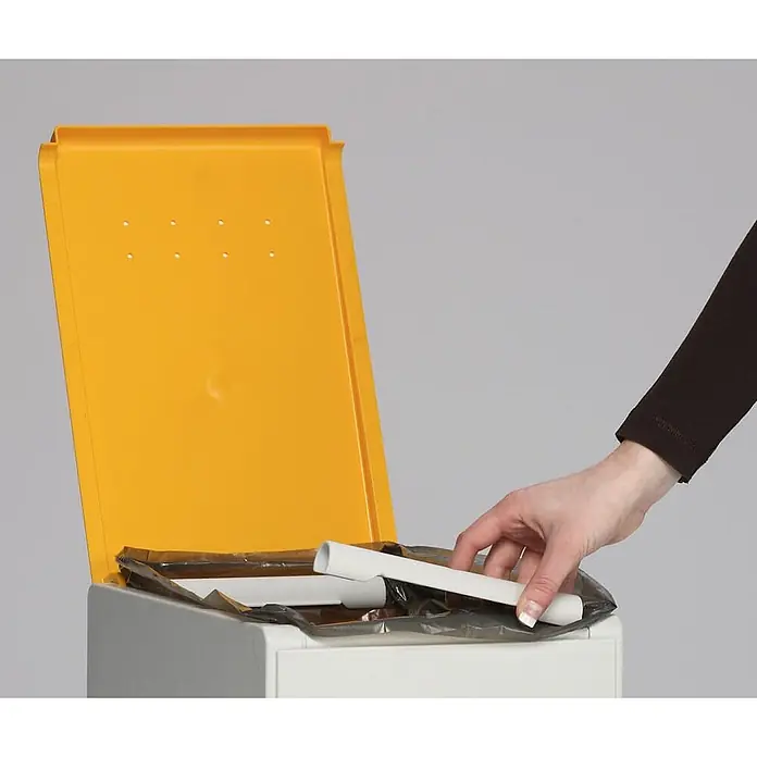 Proregal Mülltrennsystem - Robustes Abfall- und Wertstoffsammelsystem 2-Fach - 40 l, Grau - Weißer Abfallbehälter mit offenem gelbem Deckel und schwarzem Einsatz, eine Hand entsorgt weiße Plastikteile.