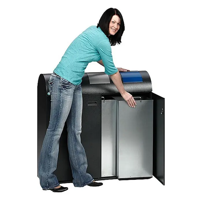Proregal Wertstoffsammler selbstlöschend mit 3 Einsätzen - 37,5 x 108 x 99,5 cm, 80 l - Dunkle Recyclingstation mit grauen und blauen Sortierschlitzen. Eine Frau zieht einen der zwei internen Metallbehälter heraus.