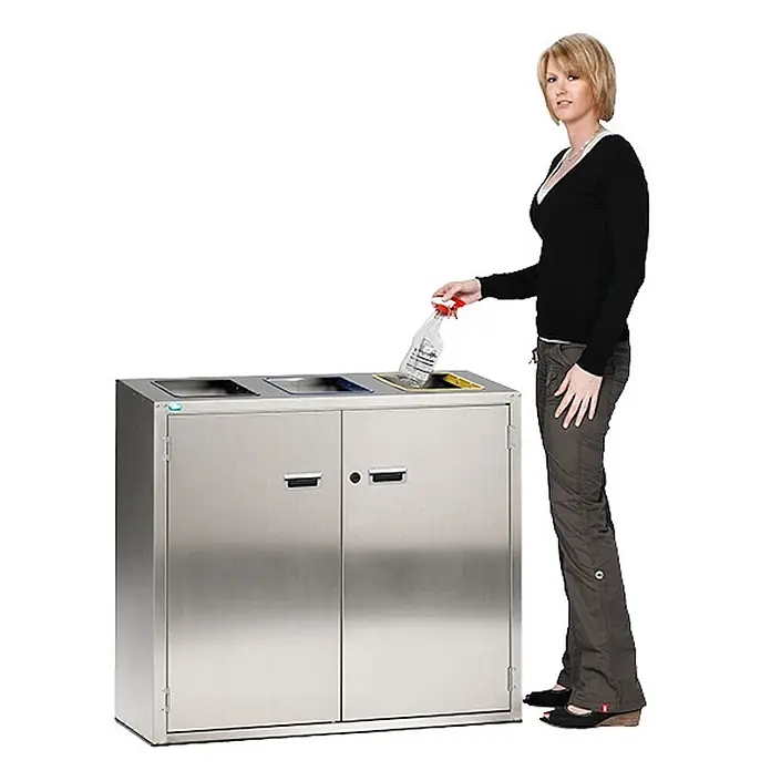 Proregal Mülltrennsystem - Wertstoffsortiersystem mit 3 farbigen Einwurfklappen - 127 l, Edelstahl, Edelstahl - Dreifach-Recyclingbehälter aus Edelstahl, gezeigt mit einer Frau, die eine Plastikflasche zur Mülltrennung einwirft.
