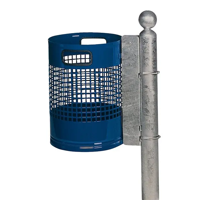 Proregal Standard-Mülleimer zur Wand- oder Rohrbefestigung - 30 l, Stahl, Blau - Blauer, zylindrischer Abfallbehälter aus perforiertem Metall, an einem Metallpfosten montiert.