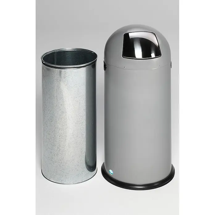 Proregal Standard Mülleimer klassisch mit Einwurfklappe & Inneneinsatz - 52 l, Stahl, Silber - Ein verzinkter Mülleimer-Inneneinsatz neben einem grauen Abfalleimer für den Außenbereich mit gewölbtem Deckel und dunklem, poliertem Einwurf.