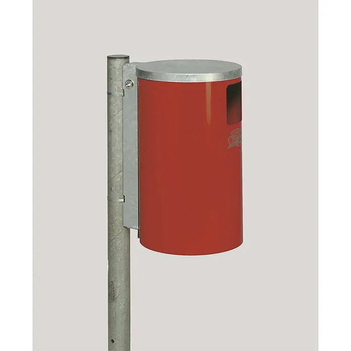Proregal Standard-Mülleimer zur Wand- oder Rohrbefestigung - 30 l, Stahl, Rot - Roter zylindrischer Metall-Abfalleimer mit silbernem Deckel, an einem verzinkten Mast montiert.
