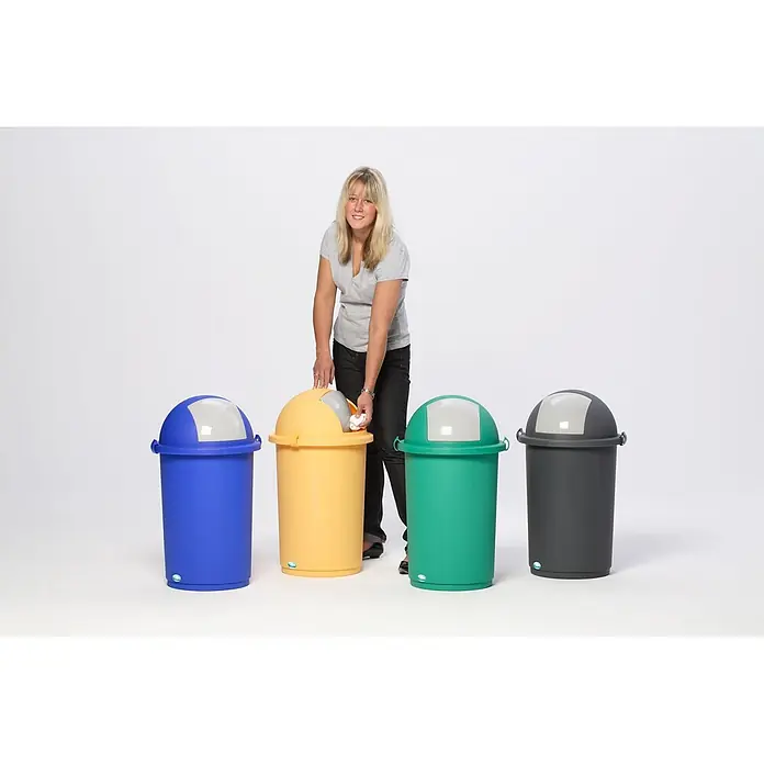 Proregal Standard Mülleimer robust mit Einwurfklappe - 50 l, Gelb - Vier farbige Plastik-Recyclingbehälter mit gewölbten Deckeln, einer wird von einer Person benutzt.