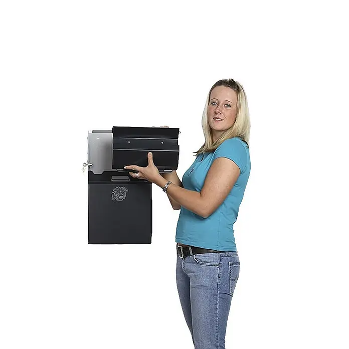 Proregal Asche-Mülleimer eckig mit Einwurfblende - 15 l, Stahl, Anthrazit - Schwarzer modularer Metall-Einwurfkasten, von einer Frau zusammengebaut. Ein Schlüssel ist sichtbar.