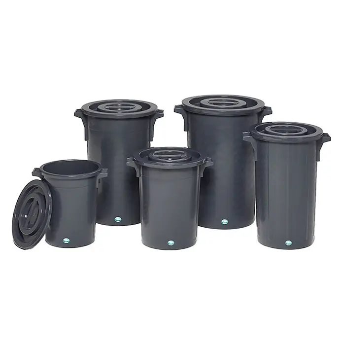 Proregal Standard-Mülleimer robust mit Deckel - Schwarz - Fünf dunkelgraue Kunststoffbehälter mit Deckeln, einer offen, geeignet für Lagerung oder Abfall.
