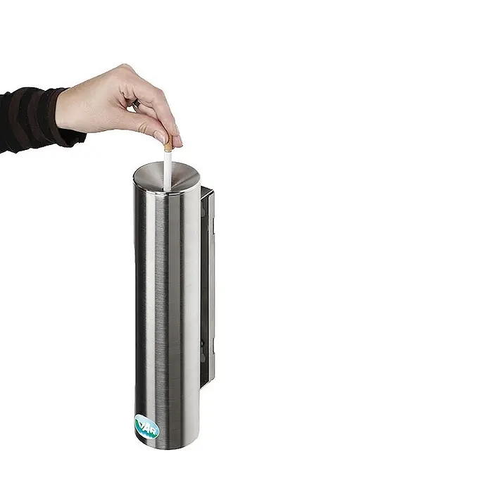 Proregal Asche-Mülleimer robust und verschließbar - Edelstahl, Edelstahl - Hand steckt Zigarettenstummel in einen Wandascher aus gebürstetem Edelstahl mit VAR-Logo.