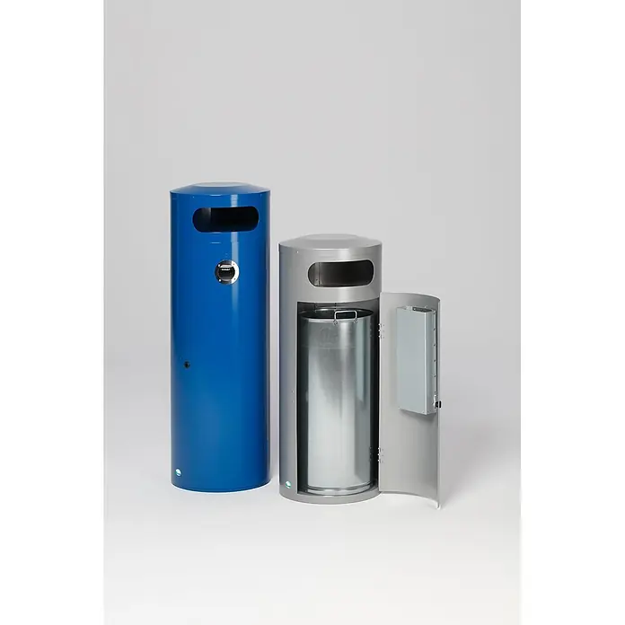 Proregal Asche-Mülleimer mit Einflügeltür - 70 l, Stahl, Blau - Zwei zylindrische Metall-Mülleimer, einer blau und geschlossen, der andere grau mit geöffneter Seitenklappe, die einen Innenbehälter zeigt.