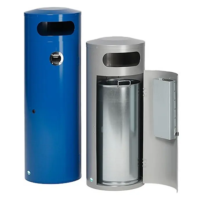 Proregal Asche-Mülleimer mit Einflügeltür - 70 l, Stahl, Blau - Zwei zylindrische Abfalleimer, blau und silbergrau. Der silberne Eimer ist offen und zeigt seinen inneren Metalleinsatz.