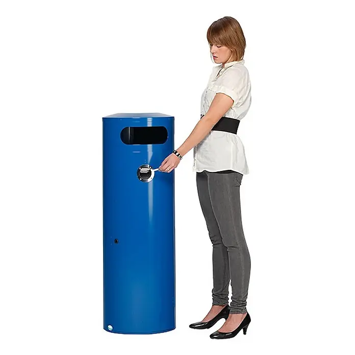 Proregal Asche-Mülleimer mit Einflügeltür - 70 l, Stahl, Blau - Eine Person nutzt den integrierten Aschenbecher an einem blauen zylindrischen Abfallbehälter.