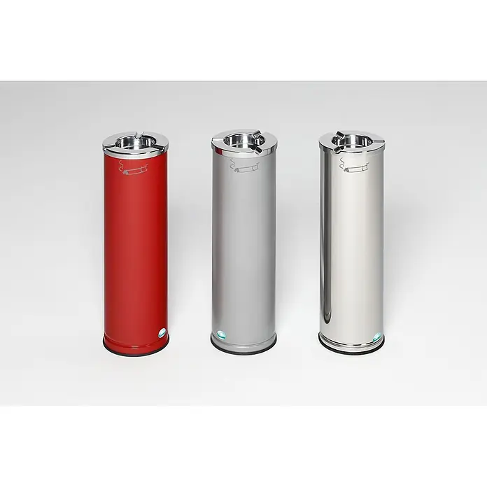 Proregal Asche-Mülleimer robust mit poliertem Aschereinsatz - 0,2 l, Stahl, Silber - Drei zylindrische Outdoor-Ascher in Rot, Silber und poliertem Edelstahl, mit Chromaufsätzen und Zigarettensymbol.