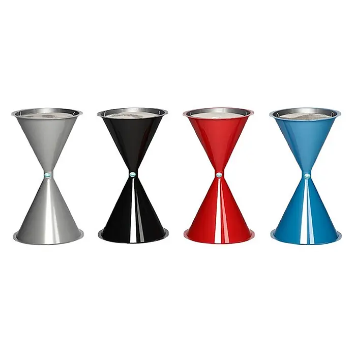 Proregal Asche-Mülleimer klassisch für den Innen- & Außenbereich - Rot - Vier farbige, sanduhrförmige Pour-over-Kaffeebereiter in Silber, Schwarz, Rot und Blau, jeweils mit Metallsieb.