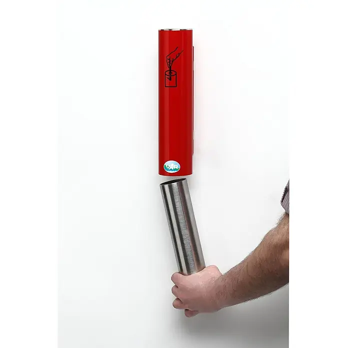 Proregal Asche-Mülleimer robust und verschließbar - Stahl, Rot - Roter Wandspender mit 'VAR' Logo, Handsymbol und einem silbernen Nachfüllrohr, das von einer Person eingesetzt/entnommen wird.