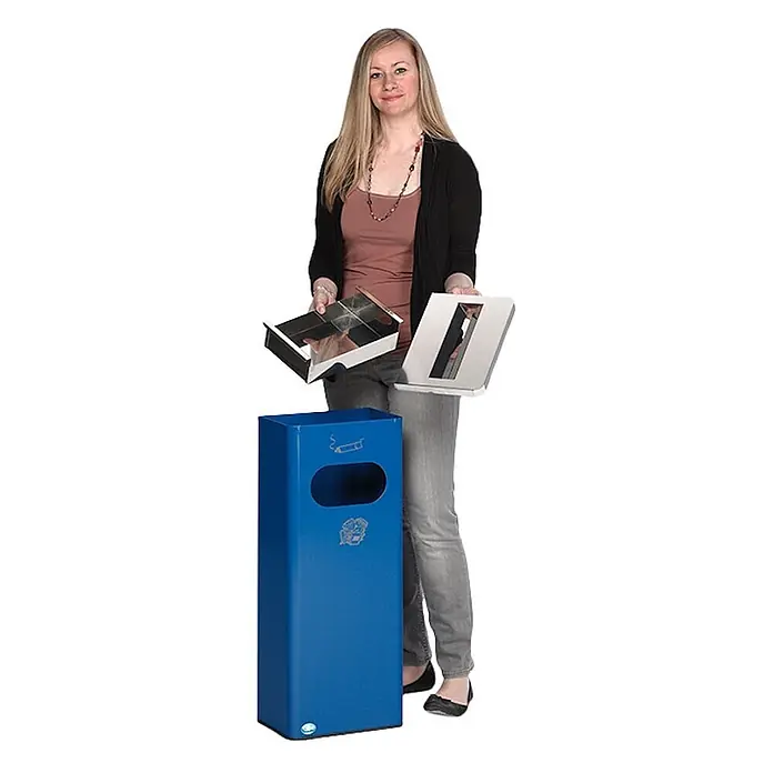 Proregal Asche-Mülleimer robust mit Edelstahl-Abdeckung - Stahl, Blau - Frau hält silbernen Deckel und Innenbehälter eines blauen Abfall-/Recyclingbehälters, der sein modulares Design zeigt.