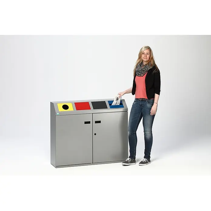 Proregal Mülltrennsystem - Robustes Wertstoffsortiersystem eckig 4-Fach - 48 l, Stahl, Silber - Grau-metallischer Mehrkammer-Recyclingbehälter, in den eine Person Papier in einen der vier farbigen Schlitze wirft.