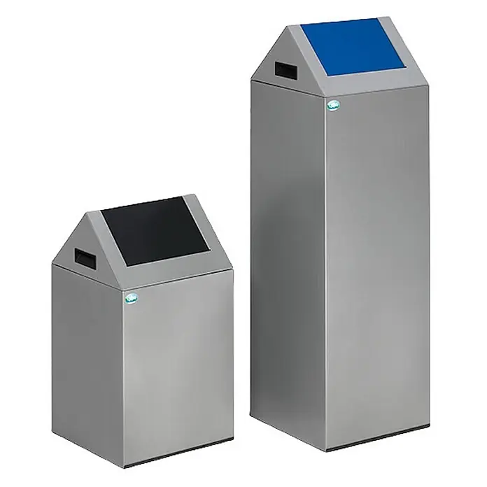 Proregal Wertstoffsammler selbstlöschend mit Einwurfklappe - 32 x 32 x 104,5 cm, 89 l - Zwei silberne Metall-Recyclingbehälter mit schrägen Deckeln, einer mit schwarzer und einer mit blauer Öffnung, zur Mülltrennung.