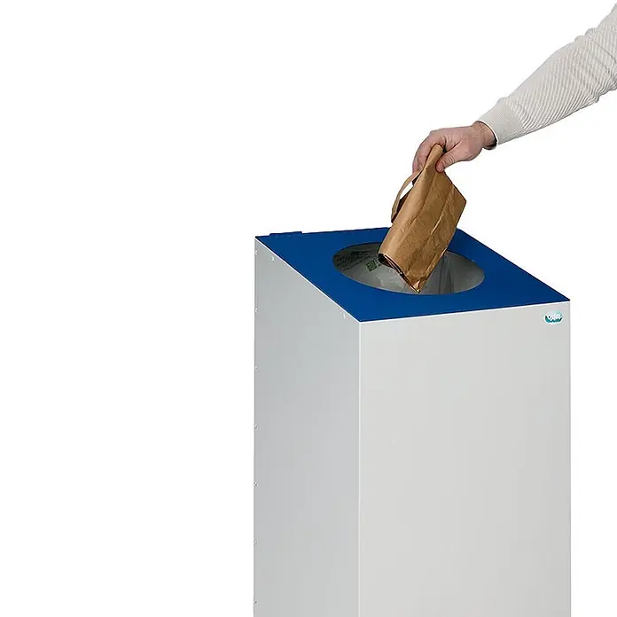 Proregal Wertstoffsammler robust & modular mit runder Einwurföffnung - 100 l - Weißer Wertstoffbehälter mit blauem Deckel, eine Hand entsorgt eine Papiertüte.