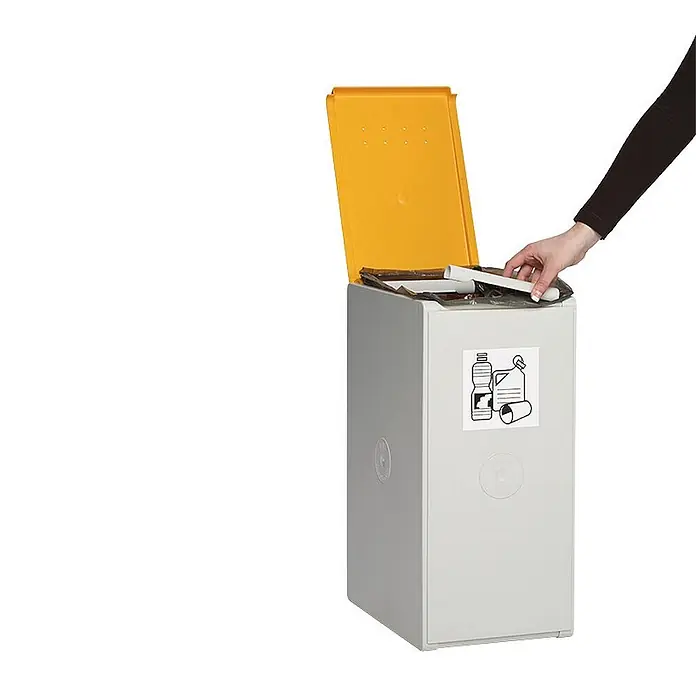 Proregal Mülltrennsystem - Robustes Abfall- und Wertstoffsammelsystem 1-Fach - 40 l, Grau - Grauer Recyclingbehälter mit orangefarbenem Deckel, eine Hand entsorgt Kunststoffabfälle. Aufkleber zeigt recycelbare Materialien.