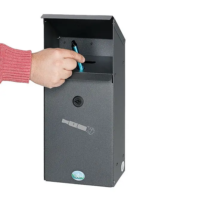 Proregal Wertstoffsammler - Großvolumiger E-Zigarettensammler mit Schutzdach - 3,7 l - Dunkelgrauer Metall-Wandbehälter mit Vape-Entsorgungssymbol, in den eine Hand einen blauen Vape Pen wirft.