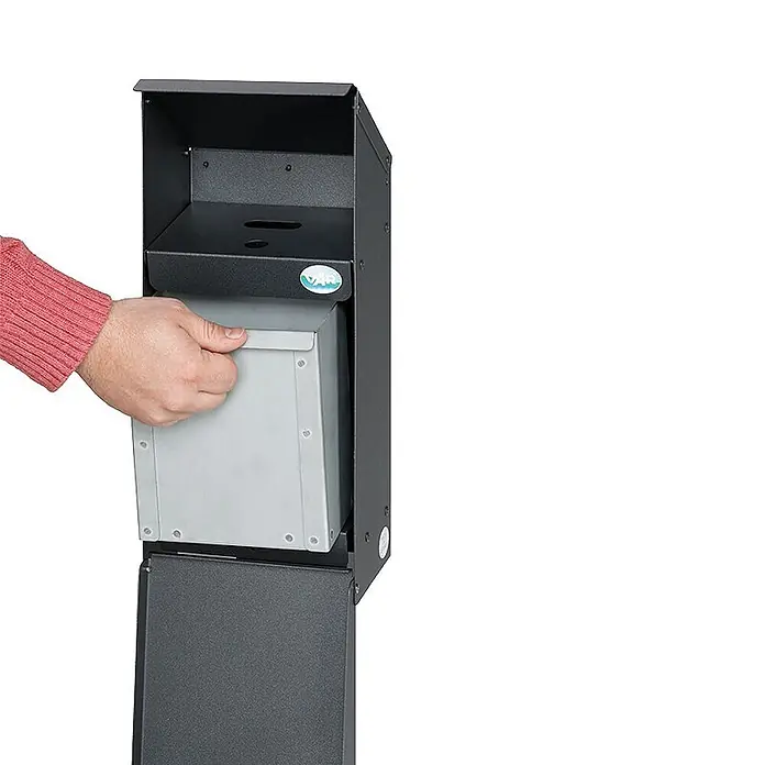 Proregal Wertstoffsammler - Großvolumiger E-Zigarettensammler mit Schutzdach - 3,7 l - Dunkelgrauer Paketbriefkasten, Hand interagiert mit dem kippbaren grauen Innenmechanismus.