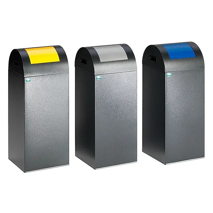 Proregal Wertstoffsammler selbstlöschend und rund mit Einwurfklappe - 32 x 32 x 80 cm, 60 l - Drei dunkelgraue, rechteckige Recyclingbehälter mit gewölbten schwarzen Deckeln und farbigen Öffnungen: gelb, grau, blau.