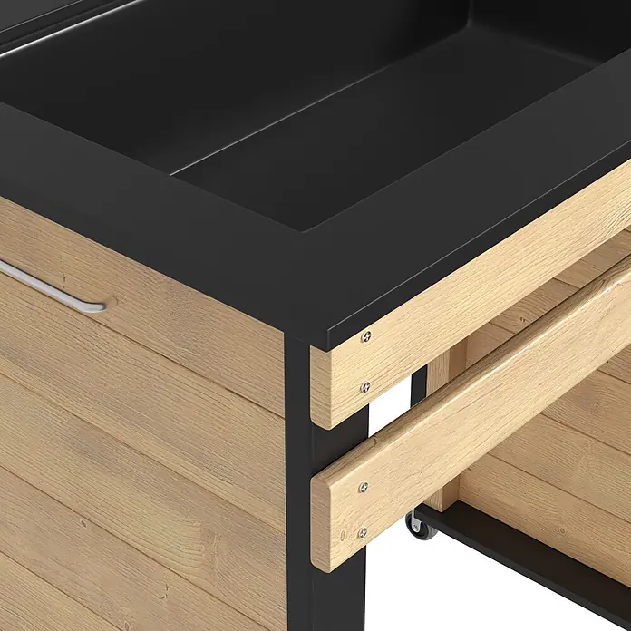 Dobar Hochbeet Wheely auf Rollen - 77 x 47 x 88 cm, Holz, Braun/Schwarz - Teil einer modernen Kücheninsel mit schwarzer Arbeitsplatte/Spüle, heller Holzverkleidung und einer offenen Schublade mit Rollen.