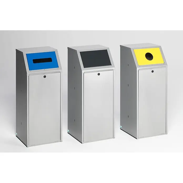 Proregal Wertstoffsammler robust mit Klapptür - 40 x 40 x 100 cm, 70 l - Drei silberne Recyclingbehälter mit blauen, schwarzen und gelben Deckeln zur Mülltrennung.