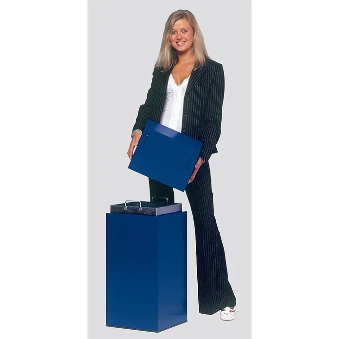 Proregal Wertstoffsammler selbstlöschend für "Papier" - 38 x 38 x 89 cm, 82 l - Frau legt blauen Metallbehälter in blaue Sammelbox.