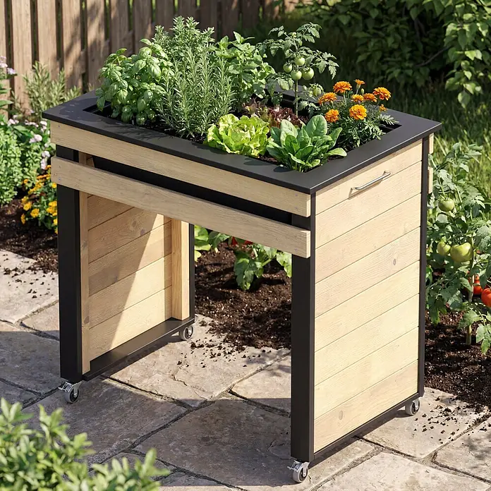 Dobar Hochbeet Wheely auf Rollen - 77 x 47 x 88 cm, Holz, Braun/Schwarz - Erhöhtes Gartenbeet auf Rollen aus hellem Holz und schwarzem Metall, gefüllt mit Kräutern, Salat, Tomaten und Ringelblumen, auf Gartenplatten.