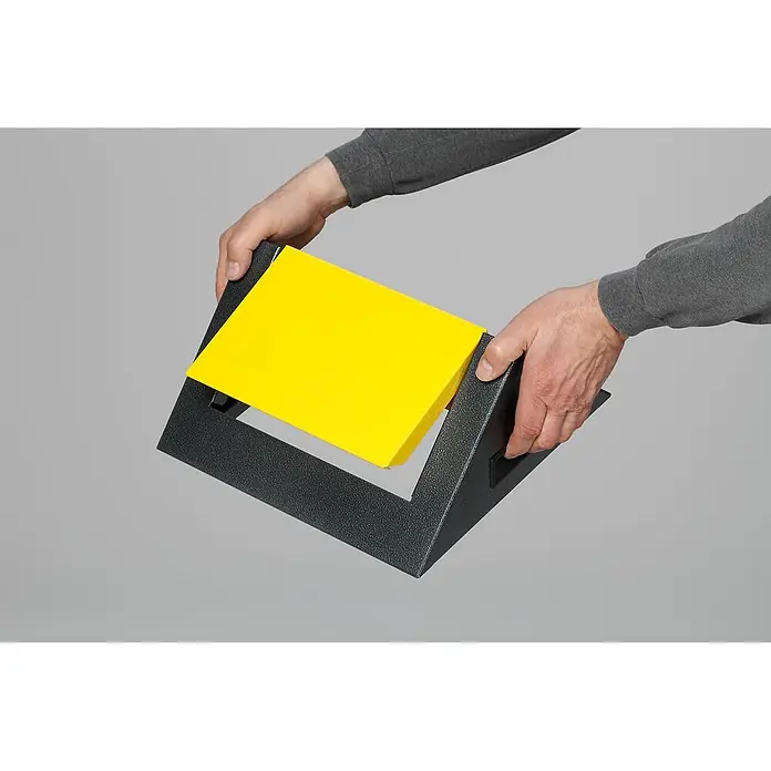 Proregal Wertstoffsammler selbstlöschend mit Einwurfklappe - 32 x 32 x 60 cm, 43 l - Hände justieren einen schwarzen, texturierten Rahmen mit einem gelben, rechteckigen Einsatz.