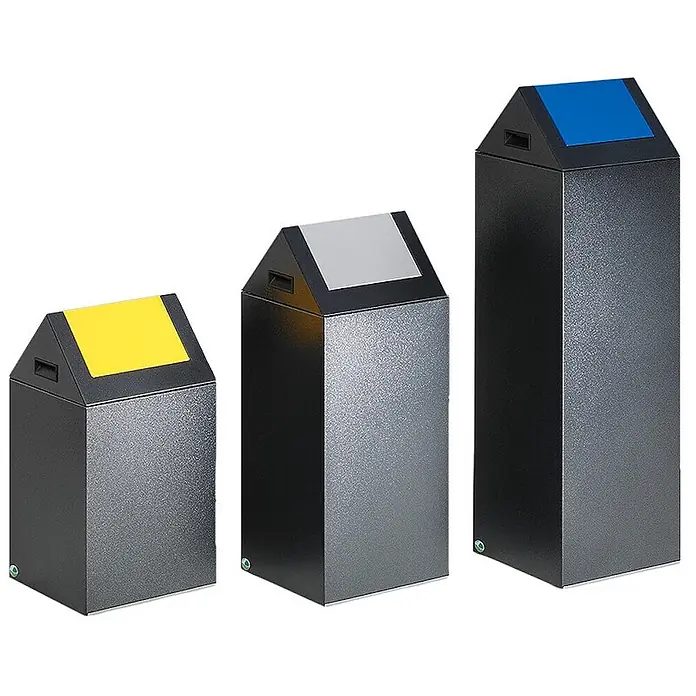 Proregal Wertstoffsammler selbstlöschend mit Einwurfklappe - 32 x 32 x 60 cm, 43 l - Drei dunkelgraue Recyclingbehälter aus strukturiertem Metall mit schrägen Deckeln und farbigen Klappen (gelb, grau, blau) zur Mülltrennung.