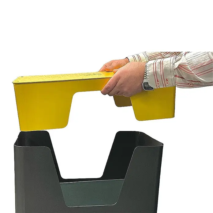 Proregal Wertstoffsammler robust mit abnehmbarem Deckel - 60 l - Hände legen eine gelbe modulare Ablage in eine dunkelgraue Aufbewahrungsbox.