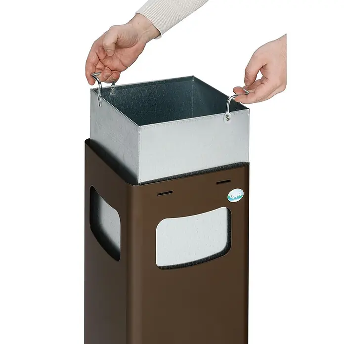 Proregal Wertstoffsammler robust & modular mit Edelstahldeckel - 22 l - Hände heben einen verzinkten Metalleinsatz mit Griffen aus einem braunen rechteckigen Abfalleimer.