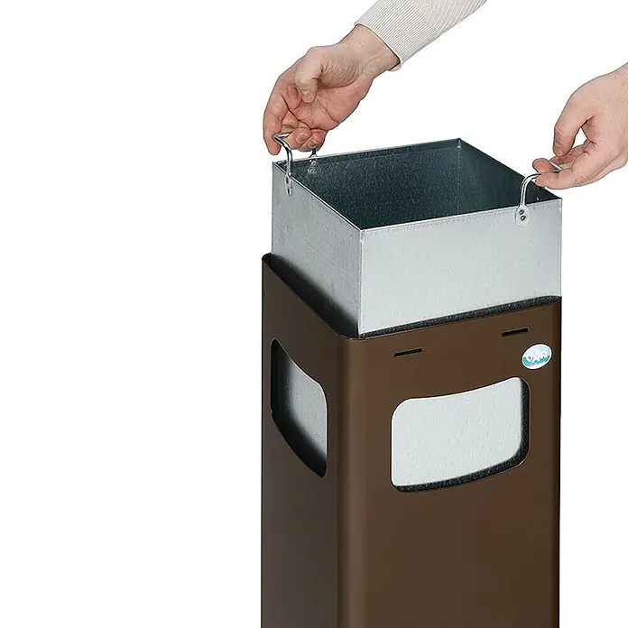 Proregal Wertstoffsammler robust & modular mit Edelstahldeckel - 22 l - Brauner quadratischer Abfallbehälter, Person setzt verzinkten Inneneimer mit Griffen ein.