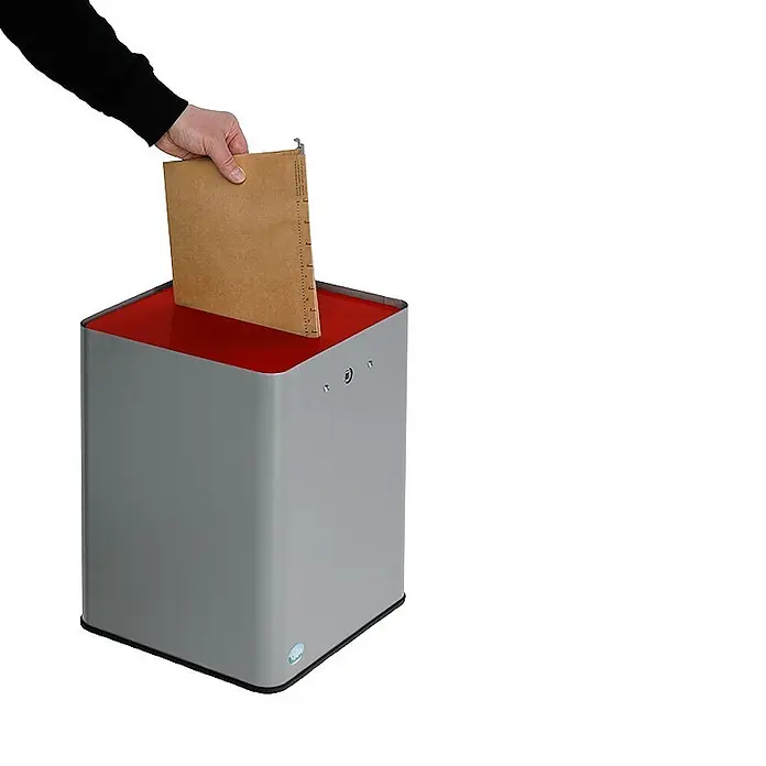 Proregal Wertstoffsammler - robuster Papiersammler - 23 x 25 x 83,5 cm - Eine Hand legt eine braune Hängemappe in einen grauen, rechteckigen Abfalleimer mit rotem Innenraum.