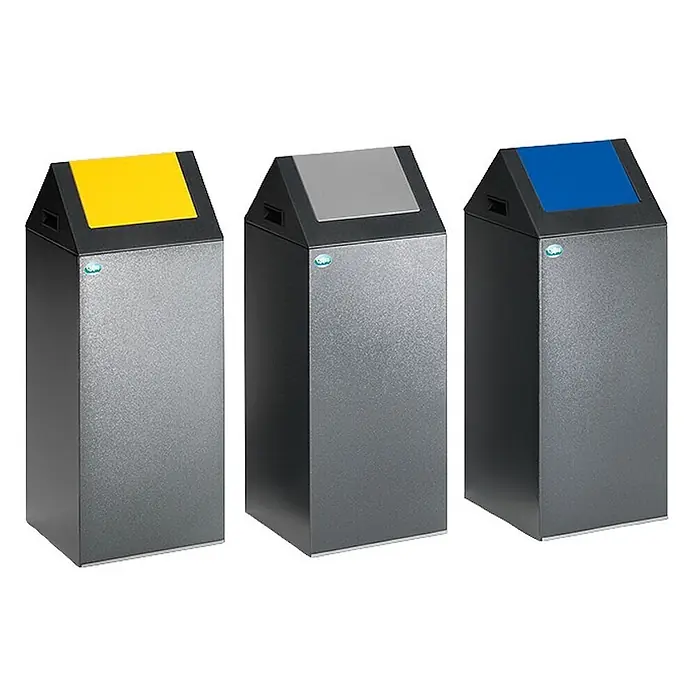 Proregal Wertstoffsammler selbstlöschend mit Einwurfklappe - 32 x 32 x 80 cm, 60 l - Drei rechteckige Metall-Recyclingbehälter mit schwarzen Schrägdächern und gelben, grauen, blauen Einsätzen zur Mülltrennung.