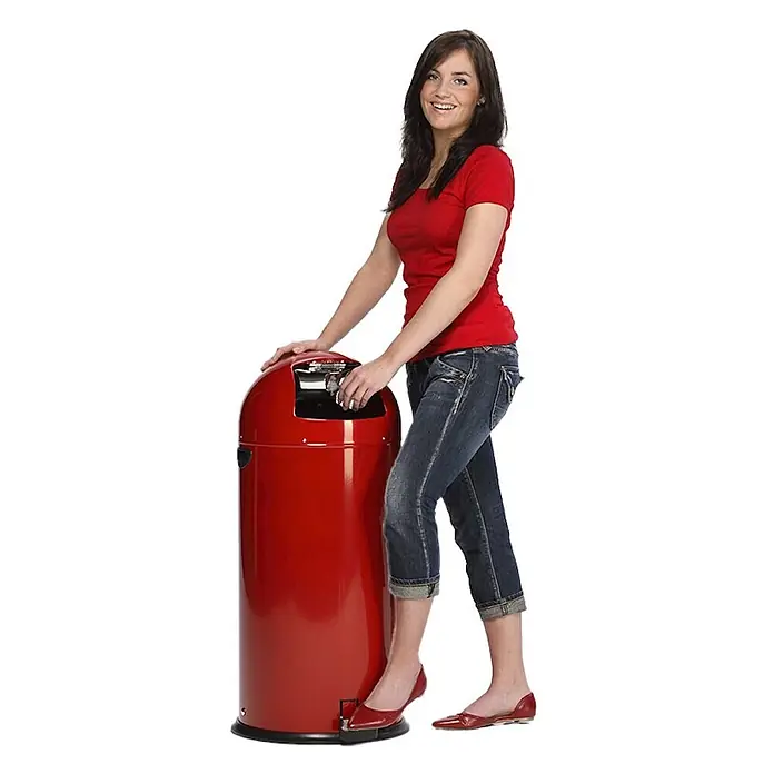 Proregal Treteimer klassisch mit Einwurfklappe & Inneneinsatz + Fußpedal - 52 l, Stahl, Rot - Roter zylindrischer Treteimer, von einer Frau per Fußpedal bedient.