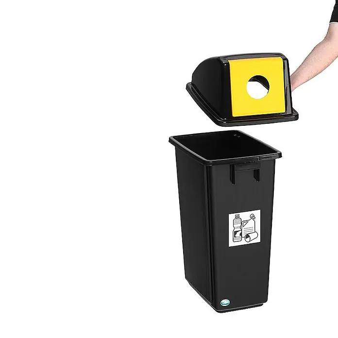 Proregal Wertstoffsammler robust mt Kopfteil - 58 l - Schwarzer rechteckiger Recyclingbehälter mit schwarzem und gelbem Deckel für Flaschen und Dosen. Eine Hand hält den Deckel.
