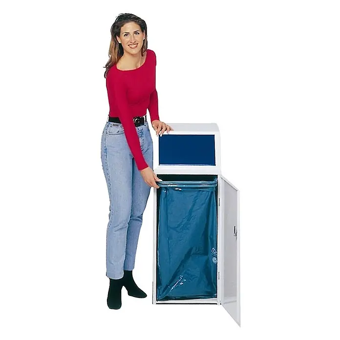 Proregal Wertstoffsammler robust mit Fronttür & Klemmring - 40,5 x 40 x 100,5 cm - Frau befestigt einen blauen Plastiksack in einem hohen, weißen Sammelbehälter mit offener Front.