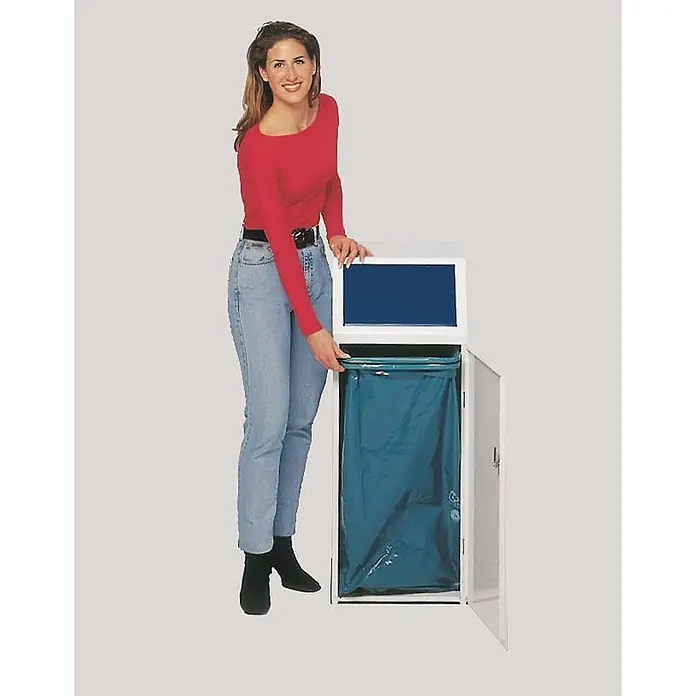 Proregal Wertstoffsammler robust mit Fronttür & Klemmring - 40,5 x 40 x 100,5 cm - Frau legt einen blauen Müllsack in einen weißen Abfallsammlerschrank mit geöffnetem Deckel.