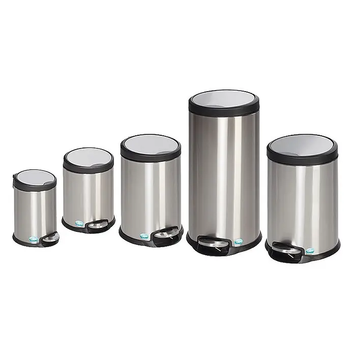 Proregal Treteimer robust mit Fußpedal - Edelstahl, Silber - Fünf glänzende Edelstahl-Treteimer mit schwarzen Deckeln und Fußpedalen in verschiedenen Größen.