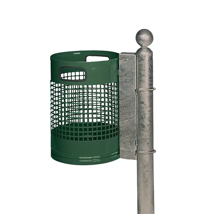 Proregal Standard-Mülleimer zur Wand- oder Rohrbefestigung - 30 l, Stahl, Grün - Grüner, perforierter Abfalleimer an einem Metallpfosten montiert.