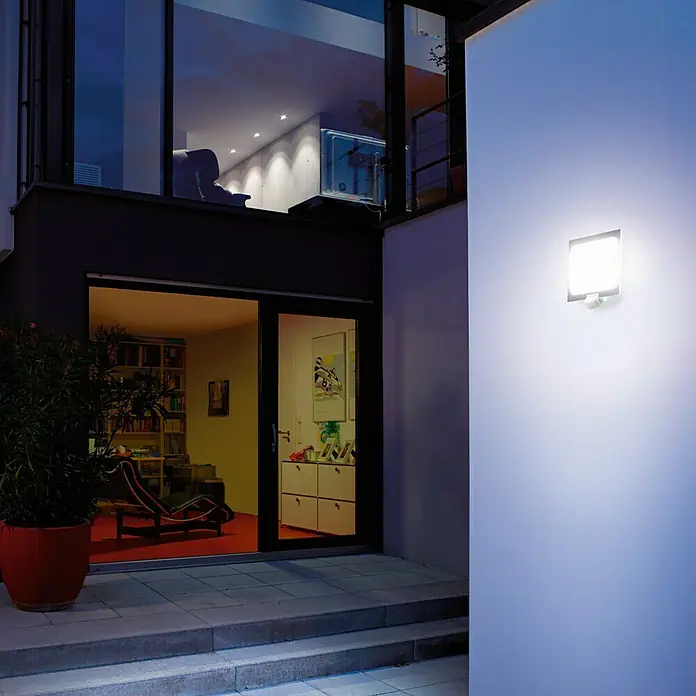 Steinel Sensor-Außenleuchte L 20 S Edelstahl - 60 W, 8 x 24 x 23 cm, Weiß/Silber, IP44 - Wandleuchte aus Edelstahl, die warmes Licht spendet und das moderne Design des Hauses hervorhebt.
